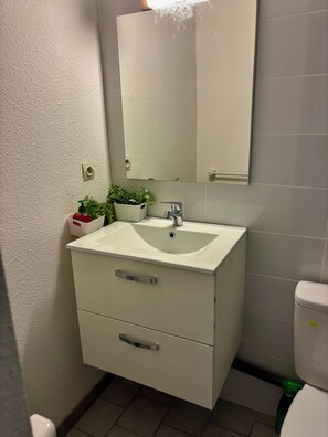 Douche, serviettes fournies, savon, papier toilette