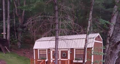 Charming 2+-bedroom cabin in West Jefferson with incredible views. PET FRIENDLY