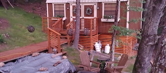 Charming 1+-bedroom cabin in marvelous West Jefferson with incredible views