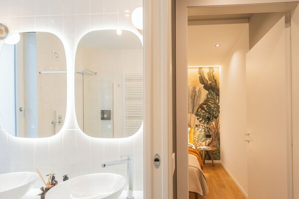 Shower, hair dryer, bidet, towels