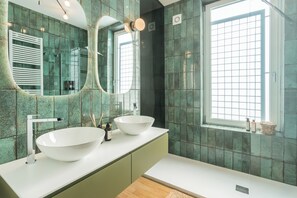 Dusche, Haartrockner, Bidet, Handtücher