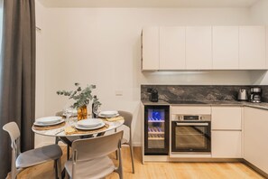 Fridge, oven, stovetop, dishwasher