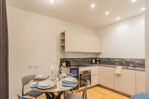 Kühlschrank, Ofen, Herdplatte, Geschirrspüler