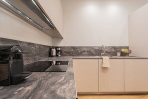 Een koelkast, een oven, een kookplaat, een vaatwasser