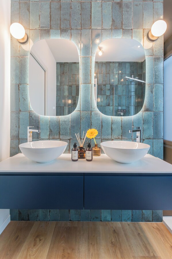 Douche, séchoir à cheveux, bidet, serviettes fournies