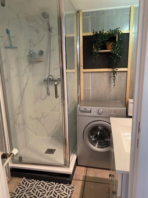 Dusche, Haartrockner, Seife, Toilettenpapier