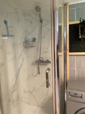 Douche, sĂšche-cheveux, savon, papier toilette