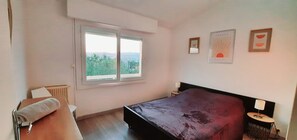 2 bedrooms, iron/ironing board, free WiFi - Spacious duplex apartment 5 minutes from the beach Ideal for families! (Agde)