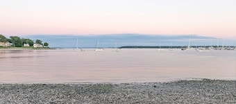 Waterfront 2-bedroom apartment in Beach Cottage with WiFi, AC Central RI Locale