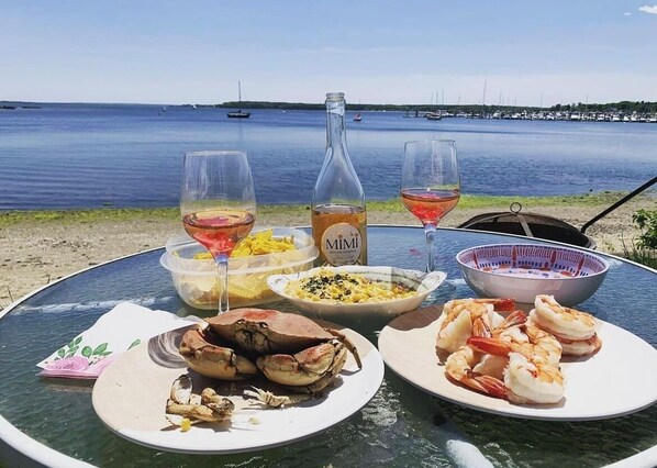 Outdoor dining - Waterfront 2-bedroom apartment in Beach Cottage with WiFi, AC Central RI Locale (Warwick)
