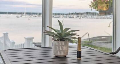 Waterfront 2-bedroom apartment in Beach Cottage with WiFi, AC Central RI Locale