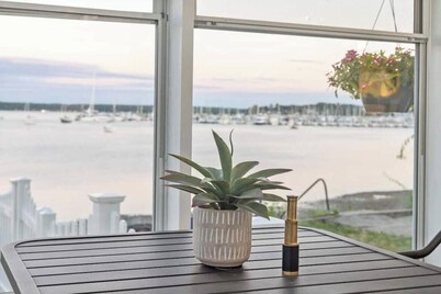 Waterfront 2-bedroom apartment in Beach Cottage with WiFi, AC Central RI Locale