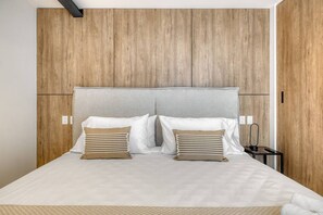 Bureau, fer et planche à repasser, lit parapluie, Wi-Fi