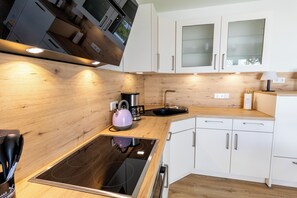 Fridge, oven, stovetop, dishwasher