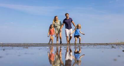 Coastal pearl - comfort on the dyke. Roof terrace. Sauna. Family friendly.