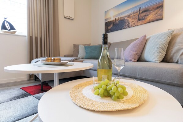 TV, DVD player, books, stereo