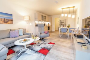 TV, DVD-spiller, bøker og stereoanlegg