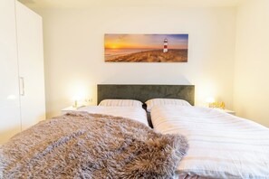 2 bedrooms, free WiFi, wheelchair access - Anchorage 3 - Terrace. Sauna. Dogs allowed. Barrier-free & close to the beach. (Kellenhusen)