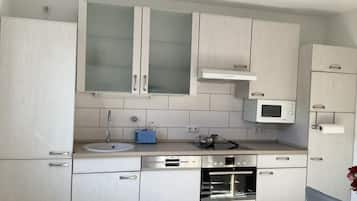 Frigorífic, microones, forn i placa de cuina