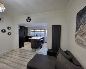 Smart TV - Stylish Flat | Sleeps 3 | E6 (London)