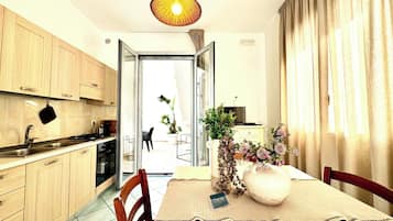Fridge, oven, stovetop, coffee/tea maker