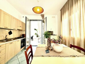 Een koelkast, een oven, een kookplaat, een koffiezetapparaat/waterkoker