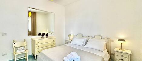 2 slaapkamers, een strijkplank/strijkijzer, beddengoed