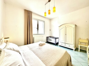 2 bedrooms, iron/ironing board, bed sheets