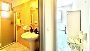 A bathroom with a sink, mirror, and towel rack. - Beachfront house with garden and veranda (Nardò)