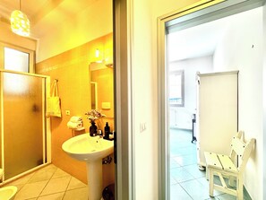 Een haardroger, handdoeken