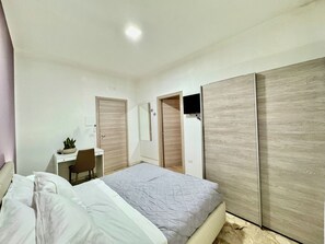 4 bedrooms, iron/ironing board, bed sheets