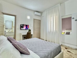 4 bedrooms, iron/ironing board, bed sheets