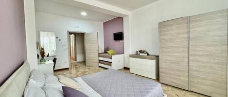 4 bedrooms, iron/ironing board, bed sheets
