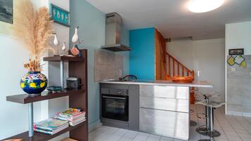 Réfrigérateur, four, cafetiÚre/bouilloire, grille-pain