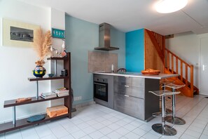 Fridge, oven, coffee/tea maker, toaster