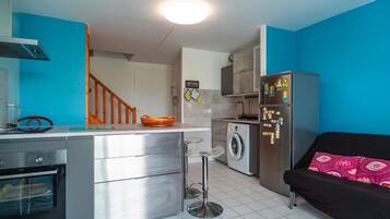 Køleskab, ovn, kaffe-/temaskine, brødrister