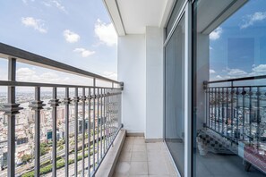 Căn hộ Premier, 3 phòng ngủ, ban công, quang cảnh thành phố | Hiên