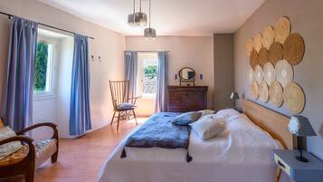 4 slaapkamers, een strijkplank/strijkijzer, gratis wifi, beddengoed