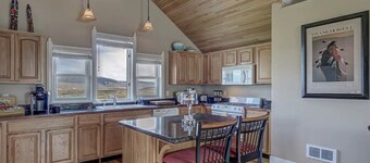 Upscale Apartment with Panoramic Views