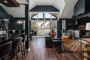 TV connectée, cheminée, chaîne hi-fi, espaces bureaux