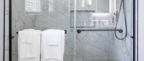 Suihku, hiustenkuivaaja, pyyhkeet, saippua