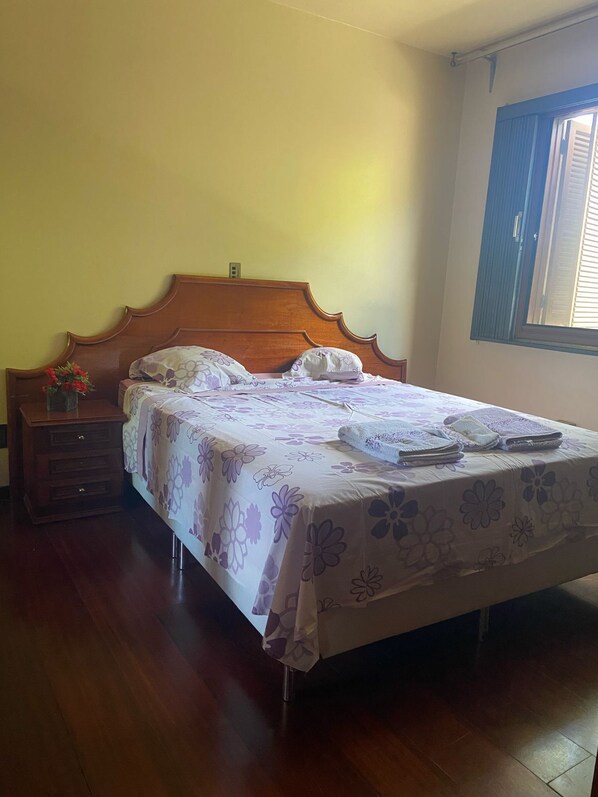 4 dormitorios, tabla de planchar con plancha, wifi y ropa de cama