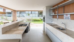 Cocina moderna con encimeras de granito, electrodomésticos de acero inoxidable y vistas a un jardín ajardinado.