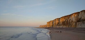 A coastal beach with cliffs, a sandy shore, and a calm sea. - L'Orée des Prés • Charming farmhouse - Garden & quiet 10min from the sea (Ouville-la-Rivière)