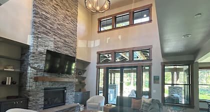 Woodland Whisper Retreat overlooking 17th Greenway~Prospector Golf~Suncadia