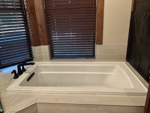 Douche, baignoire à jets, sèche-cheveux, serviettes fournies