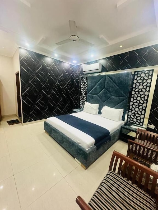 Quarto casal luxo | Quartos à prova de som, ferros/tábuas de passar roupa, Wi-Fi de cortesia