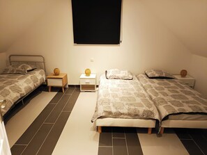 3 chambres, coffres-forts dans les chambres, bureau, lit parapluie