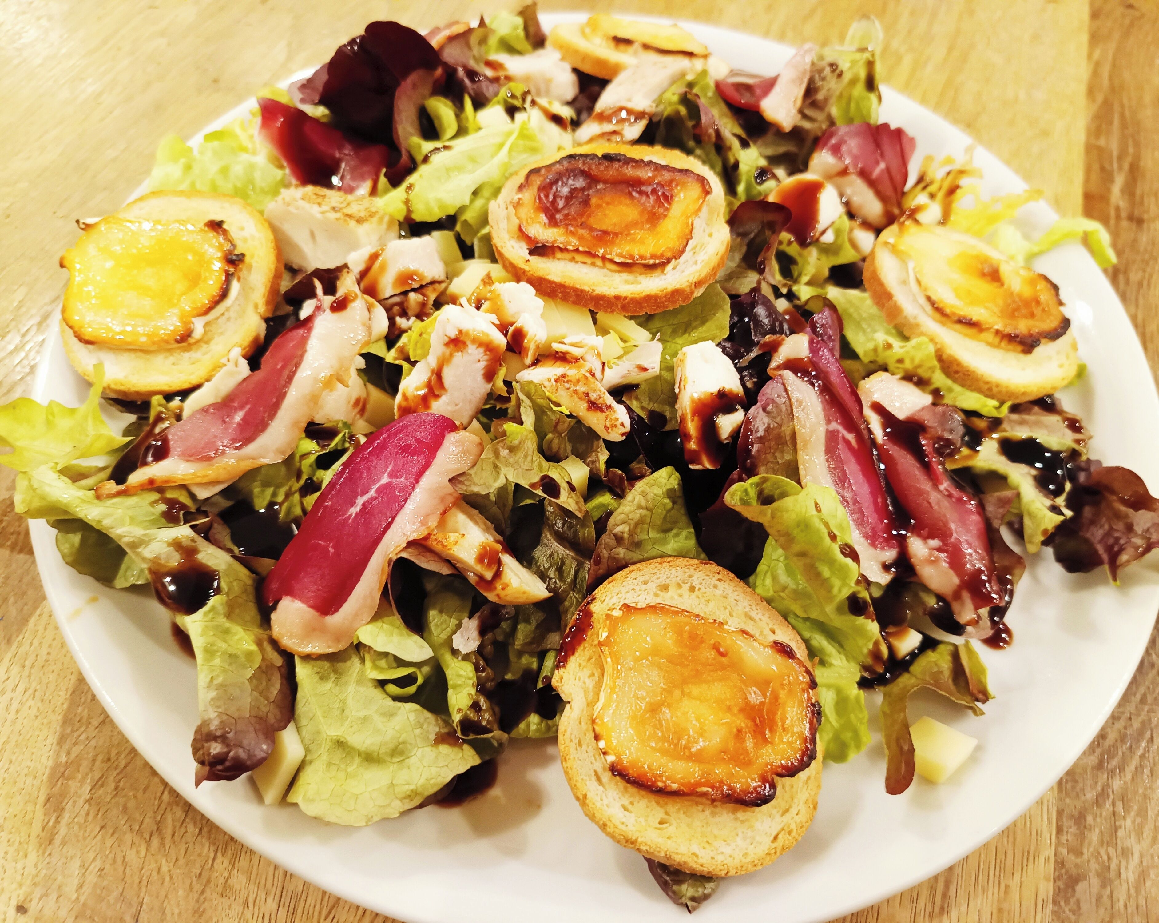 Une assiette de salade composée de divers ingrédients.