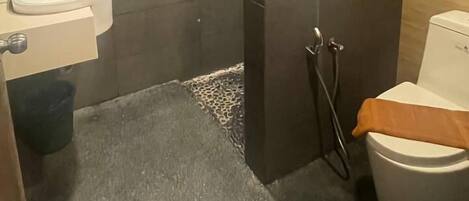 Un baño con ducha, inodoro y lavamanos.